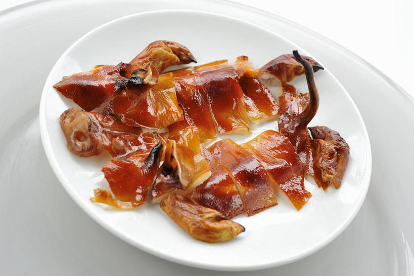 无人,横图,俯视,室内,特写,白天,白色背景,烹饪,中餐,桌面,桌子,餐具,阴影,反射,木制,碟子,盘,影子,肉,料理,食品,猪肉,菜肴,美食,肉类,食物,一个,盘子,木制品,碟,中式,摄影,佳肴,影棚,单个,肉食,豚肉,烤乳猪,广东菜,粤菜,彩图,高角度拍摄,影棚拍摄,拍摄