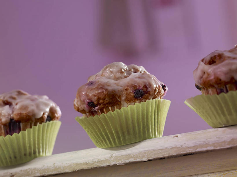 点心,无人,横图,室内,特写,白天,仰视,下午茶,桌面,桌子,浆果,蓝莓,水果,一排,阴影,新鲜,整齐,反射,木制,影子,生食,食品,果实,松饼,食物,糕点,排列,三个,木制品,有机食品,绿色食品,纸托,队列,玛芬蛋糕,蛋糕托,蛋糕托纸,蛋糕纸托,山都柿,蓝浆果,蓝靛果,彩图,低角度拍摄,蓝莓松饼