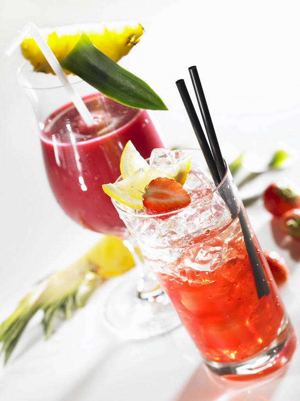 果汁,无人,竖图,俯视,室内,特写,白天,白色背景,植物,桌面,桌子,菠萝,杯子,水果,叶子,阴影,新鲜,装饰,反射,木制,纹理,影子,塑料,冰,生食,冰块,食品,果实,绿叶,饮品,冷冻,玻璃制品,食物,饮料,两个,绿色,木制品,水杯,塑料制品,吸管,嫩叶,寒冷,摄影,有机食品,绿色食品,影棚,冷藏,华丽,修饰,点缀,冰冷,空心,可口,菠萝汁,肌理,衬托,美观,雅致,雅观,饮管,保鲜,适口,叶,叶片,叶脉,玻璃杯,凤梨,彩图,高角度拍摄,影棚拍摄,拍摄,圆柱状