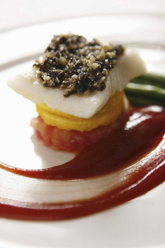 海鲜,无人,竖图,俯视,室内,特写,白天,桌面,桌子,芦笋,蔬菜,餐具,阴影,新鲜,反射,木制,鱼,碟子,盘,影子,调料,酱料,酱汁,茄汁,肉,鱼肉,佐料,食品,调味品,调味料,番茄酱,水产,酱,肉类,鱼类,海洋生物,食物,一个,盘子,木制品,碟,有机食品,绿色食品,单个,水生动物,海产品,水生物,肉食,海底动物,鳕鱼,鳘鱼,南极美露鳕,猪尾巴,药鸡豆子,石刁柏,蚂蚁杆,龙须菜,狼尾巴根,彩图,高角度拍摄