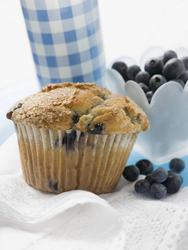 点心,无人,竖图,俯视,室内,特写,白天,白色背景,下午茶,桌面,桌子,浆果,蓝莓,水果,阴影,新鲜,反射,木制,影子,生食,食品,果实,松饼,食物,糕点,餐巾,木制品,摄影,有机食品,绿色食品,影棚,纸托,玛芬蛋糕,蛋糕托,蛋糕托纸,蛋糕纸托,保洁方巾,口布,山都柿,蓝浆果,蓝靛果,彩图,高角度拍摄,影棚拍摄,拍摄,蓝莓松饼