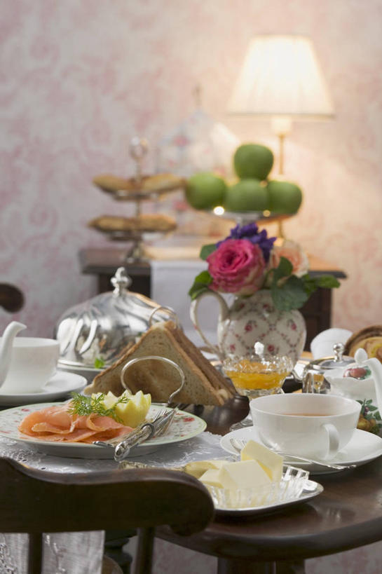 海鲜,三文鱼,果汁,无人,竖图,俯视,室内,白天,台灯,桌面,桌子,鲑鱼,杯子,餐具,照明,阴影,盛开,光线,木制,碟子,盘,影子,灯光,肉,鱼肉,黄油,橙汁,饮品,花蕾,水产,肉类,海洋生物,玻璃制品,灯,花,花瓣,花朵,鲜花,饮料,盘子,木制品,水杯,灯具,碟,花苞,花蕊,大马哈鱼,照亮,乳制品,甜橙,照明设备,可口,水生动物,白脱油,海产品,水生物,肉食,海底动物,撒蒙鱼,萨门鱼,冰海之皇,鲑,马哈鱼,麻哈鱼,大麻哈鱼,乳脂,适口,玻璃杯,橙子,橙,彩图,高角度拍摄,鹄壳,黄橙,黄果,金橙,金环,金球,糖橙