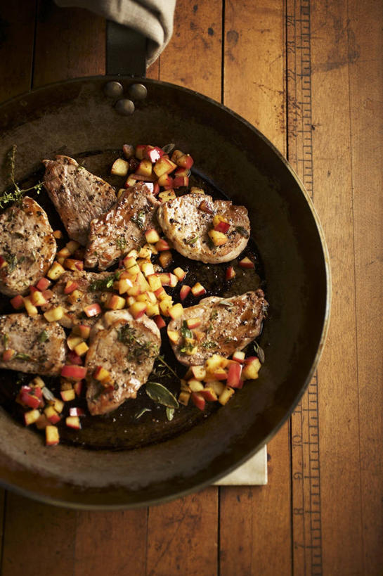 骨骼,无人,竖图,俯视,室内,特写,白天,烹饪,中餐,植物,桌面,桌子,苹果,厨具,水果,金属制品,阴影,新鲜,反射,金属,木制,锅子,影子,排骨,肉,生食,油炸,料理,食品,果实,草药,药草,骨头,锅,猪肉,菜肴,美食,肉类,中药,食物,木制品,中式,佳肴,有机食品,绿色食品,煎锅,锅具,骨架,药材,中草药,肉食,炸猪排,烹饪用具,豚肉,中药材,本草,烹调用具,烹调,彩图,高角度拍摄