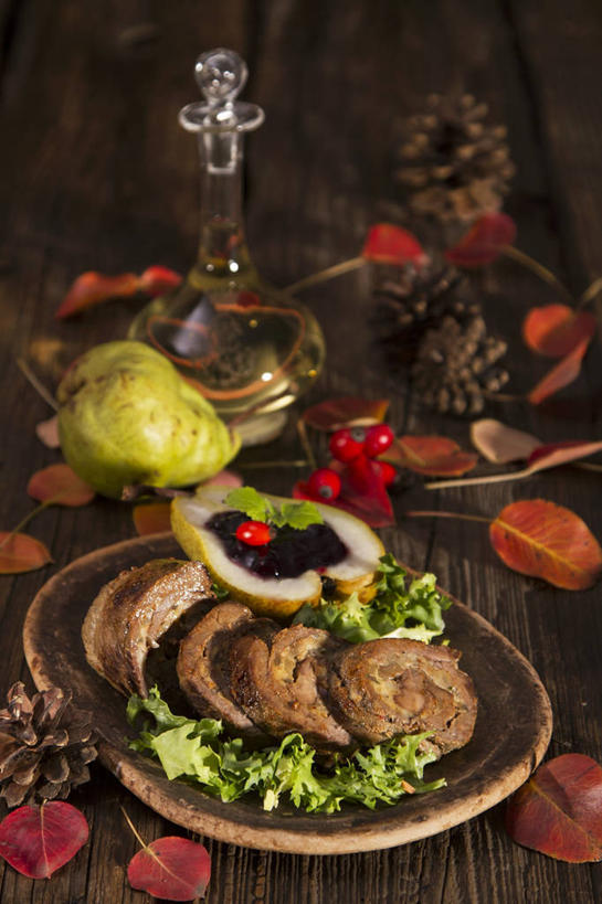 无人,竖图,俯视,室内,特写,白天,餐桌,桌子,梨,蔬菜,餐具,水果,阴影,新鲜,反射,碟子,盘,影子,菌菇,蘑菇,肉,生食,食品,果实,菌类,蔬果,肉类,食物,盘子,碟,香梨,食用菌,有机食品,绿色食品,餐台,肉食,鹿肉,生梨,彩图,高角度拍摄