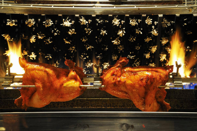 无人,横图,俯视,室内,特写,白天,热情,餐桌,桌子,鸡,火,阴影,反射,火焰,影子,鸡肉,肉,火鸡,燃烧,肉类,家禽,动物,烤鸡,牲畜,餐台,肉食,七面鸟,吐绶鸡,彩图,高角度拍摄
