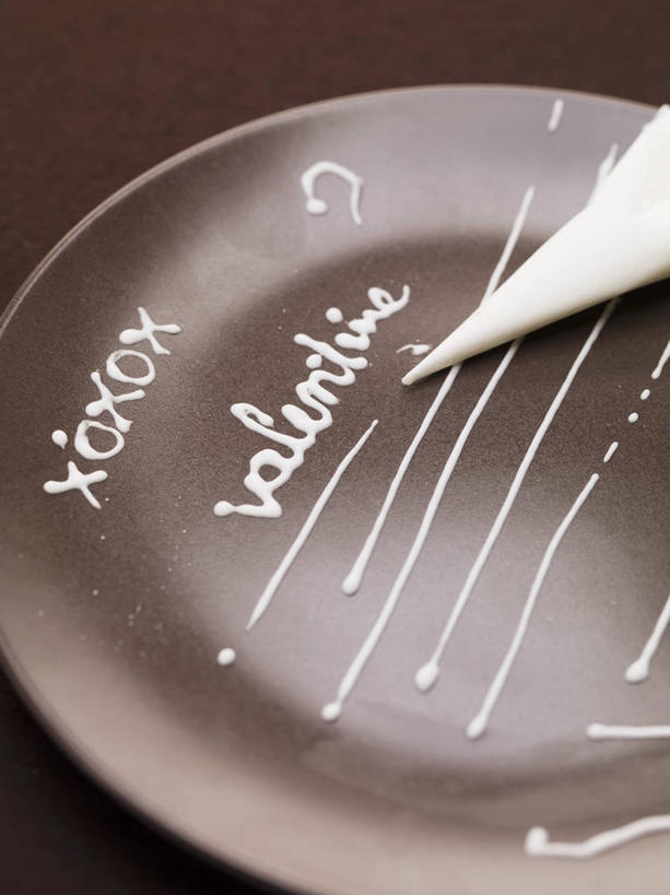 点心,无人,竖图,俯视,室内,特写,白天,餐桌,桌子,餐具,袋子,情人节,制作,阴影,节日,庆祝,装饰,反射,英文,标志,裱花袋,碟子,盘,文字,影子,字符,字母,食品,甜点,甜品,文化,加工,标识,塑料袋,食物,糕点,一个,盘子,碟,甜食,奶油,庆典,单个,餐台,纪念,英文字母,乳制品,裱花枪,裱花,激凌,克林姆,淇淋,彩图,高角度拍摄