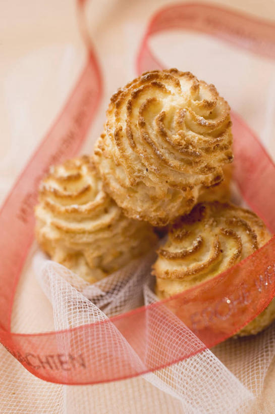 点心,无人,竖图,俯视,室内,特写,白天,餐桌,桌子,三块,一堆,阴影,堆叠,堆积,反射,丝绸,丝带,影子,食品,缎带,绸带,食物,饼干,零食,餐台,堆,彩图,高角度拍摄,杏仁饼干,意大利杏仁饼干