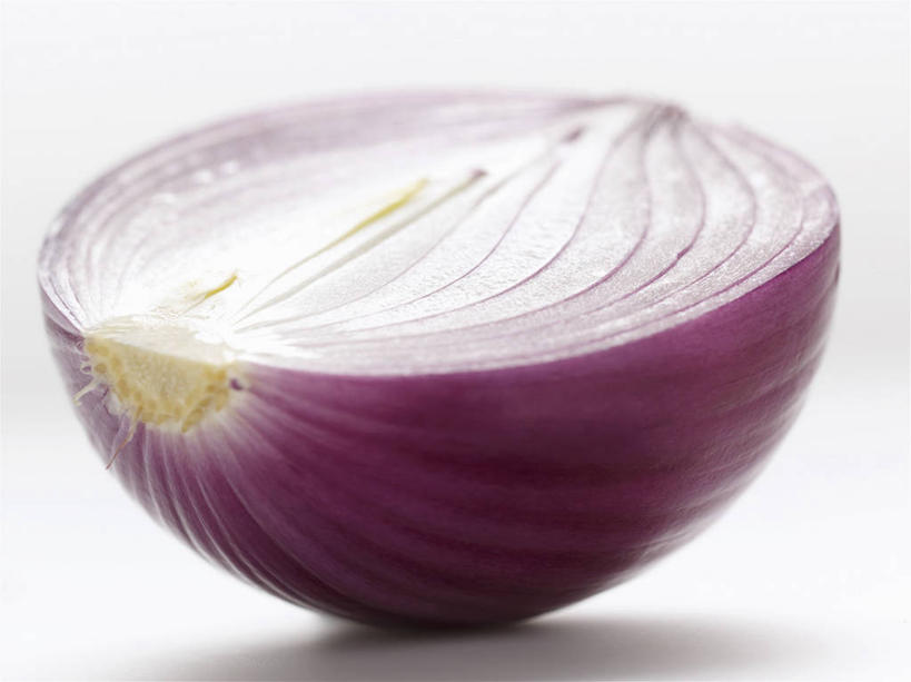 无人,横图,俯视,室内,特写,白天,白色背景,餐桌,桌子,蔬菜,洋葱,切开,阴影,新鲜,反射,影子,食品,半个,食物,紫色,切,一半,摄影,有机食品,绿色食品,影棚,餐台,玉葱,剖面,切面,圆葱,洋葱头,球葱,葱头,彩图,高角度拍摄,影棚拍摄,拍摄,红洋葱