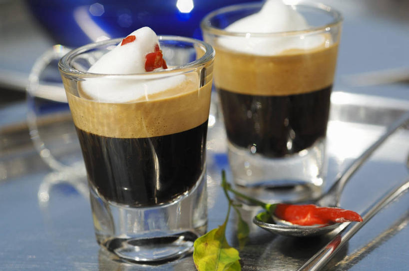 点心,咖啡,无人,横图,俯视,室内,特写,白天,幸福,餐桌,桌子,辣椒,蔬菜,杯子,阴影,朦胧,模糊,新鲜,反射,影子,勺子,食品,甜点,甜品,两杯,娱乐,玻璃制品,食物,糕点,饮料,三个,红色,水杯,调羹,汤匙,甜食,奶油,享受,休闲,温馨,放松,乐趣,有机食品,绿色食品,餐台,提神,乳制品,舒适,醒脑,辣角,红海椒,大椒,辣虎,广椒,软饮料,激凌,克林姆,淇淋,玛奇朵,玛奇朵咖啡,玛琪雅朵,玻璃杯,辣子,红辣椒,海椒,番椒,彩图,高角度拍摄