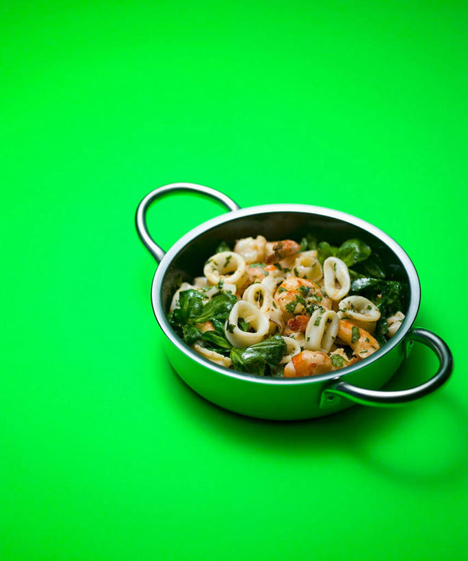 海鲜,无人,竖图,俯视,室内,特写,白天,烹饪,西餐,餐桌,桌子,鱿鱼,厨具,金属制品,一堆,绿色背景,阴影,堆叠,堆积,反射,金属,锅子,影子,料理,食品,锅,水产,菜肴,美食,鱿鱼圈,海洋生物,食物,一个,快餐,西式,摄影,佳肴,影棚,单个,餐台,锅具,堆,水生动物,海产品,水生物,西式快餐,海底动物,垃圾食品,烹饪用具,烹调用具,柔鱼,枪乌贼,烹调,彩图,高角度拍摄,影棚拍摄,拍摄