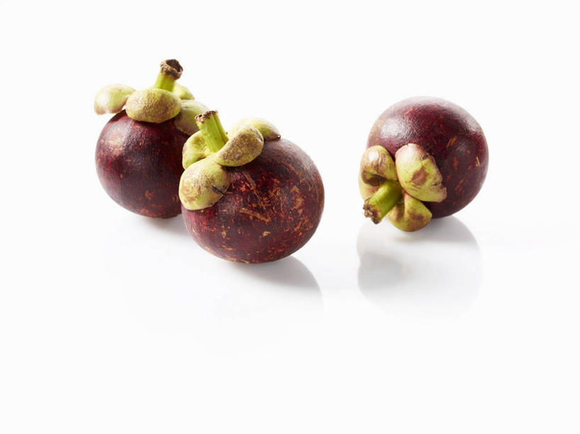 无人,横图,俯视,室内,特写,白天,白色背景,餐桌,桌子,水果,阴影,新鲜,反射,影子,生食,食品,果实,食物,三个,紫色,摄影,有机食品,绿色食品,影棚,餐台,山竹果,山竹,莽吉柿,山竹子,山竺,彩图,高角度拍摄,影棚拍摄,拍摄