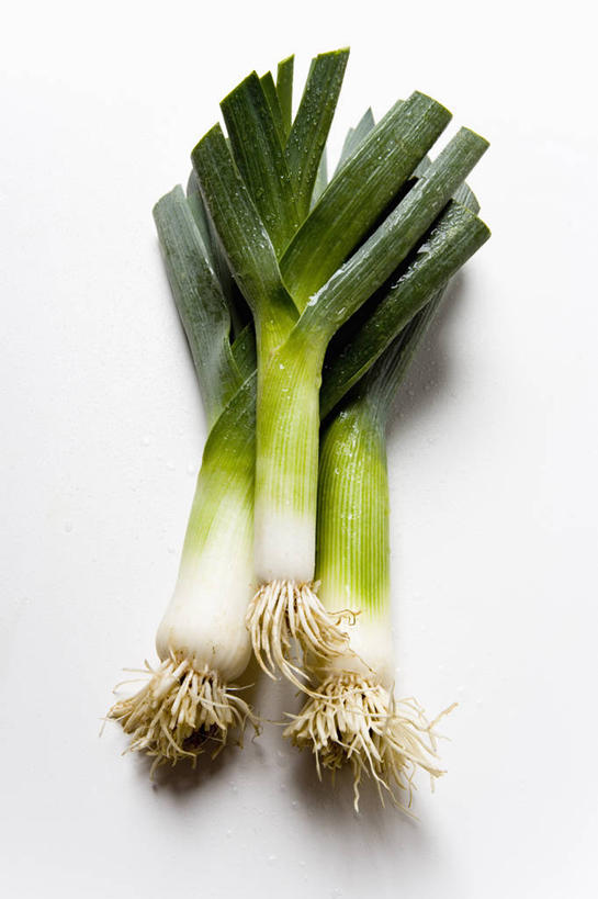 无人,竖图,俯视,室内,特写,白天,白色背景,餐桌,桌子,蔬菜,叶子,阴影,新鲜,反射,影子,葱,青葱,食品,绿叶,食物,三个,嫩叶,摄影,有机食品,绿色食品,影棚,餐台,韭葱,叶,叶片,彩图,高角度拍摄,影棚拍摄,拍摄