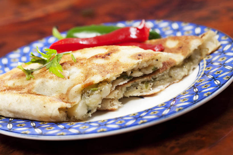 面食,无人,横图,俯视,室内,特写,白天,中餐,餐桌,桌子,辣椒,蔬菜,土豆,餐具,阴影,朦胧,模糊,新鲜,反射,碟子,盘,影子,料理,食品,饺子,面点,小吃,食物,一个,红色,盘子,碟,中式,有机食品,绿色食品,单个,餐台,彩椒,水饺,辣角,红海椒,大椒,辣虎,广椒,馍馍蛋,三角饺,洋芋,甜椒,柿子椒,山药蛋,马铃薯,辣子,海椒,番椒,灯笼椒,彩图,高角度拍摄