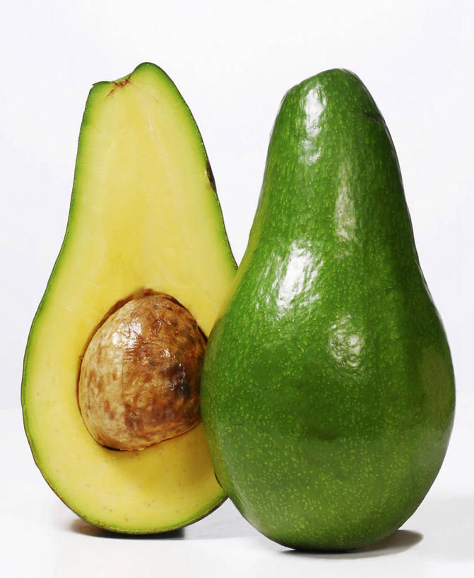 无人,竖图,室内,特写,白天,白色背景,正面,餐桌,桌子,水果,阴影,新鲜,反射,影子,生食,食品,果实,食物,两个,酪梨,鳄梨,摄影,有机食品,绿色食品,影棚,餐台,油梨,横截面,剖面,樟梨,截面,截面图形,牛油果,彩图,影棚拍摄,拍摄