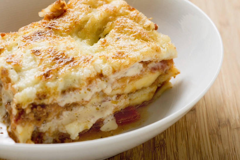 面食,面条,奶酪,意大利面,无人,横图,俯视,室内,特写,白天,西餐,餐桌,桌子,阴影,反射,木制,影子,陶瓷,面,干酪,起司,料理,食品,陶瓷制品,芝士,营养,食物,一个,白色,木制品,容器,碗,乳酪,西式,单个,餐台,储藏,乳制品,储存,发酵,彩图,高角度拍摄,千层面,意大利千层面,贮存