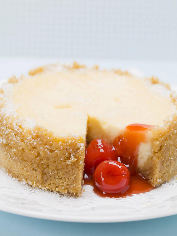 点心,无人,竖图,俯视,室内,特写,白天,下午茶,餐桌,桌子,樱桃,餐具,水果,阴影,蓝色背景,新鲜,反射,碟子,盘,影子,生食,食品,果实,食物,糕点,一个,白色,盘子,碟,果酱,摄影,有机食品,绿色食品,影棚,单个,餐台,横截面,剖面,海绵蛋糕,樱桃酱,果子酱,奶酪蛋糕,乳酪蛋糕,截面,截面图形,樱珠,莺桃,英桃,楔桃,牛桃,荆桃,彩图,高角度拍摄,影棚拍摄,拍摄,蛋糕