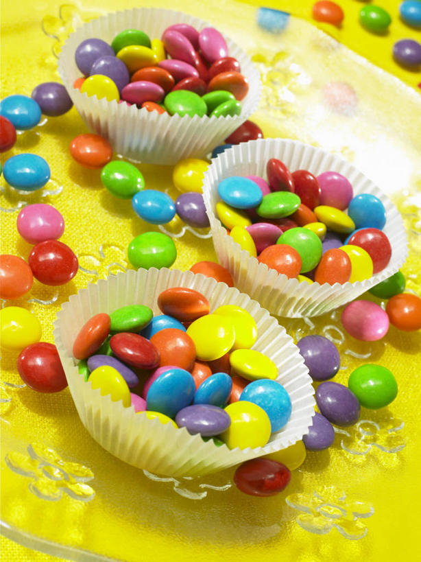 无人,竖图,俯视,彩色,室内,特写,白天,餐桌,桌子,餐具,一堆,许多,阴影,堆叠,堆积,黄色背景,反射,碟子,盘,影子,塑料,食品,糖,糖果,甜点,甜品,巧克力豆,食物,三个,盘子,容器,塑料制品,碟,碗,甜食,巧克力,摄影,影棚,餐台,储藏,朱古力,堆,五颜六色,色彩斑斓,储存,五彩缤纷,五彩斑斓,五光十色,彩图,高角度拍摄,影棚拍摄,拍摄,贮存