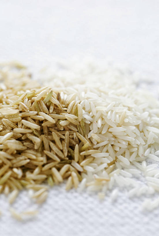 无人,竖图,俯视,室内,特写,白天,白色背景,餐桌,桌子,一堆,许多,阴影,堆叠,堆积,反射,影子,谷类,谷物,棕色,米,白色,糙米,摄影,影棚,餐台,堆,香米,印度香米,巴斯马蒂大米,巴斯马蒂香米,香稻,玄米,彩图,高角度拍摄,影棚拍摄,拍摄