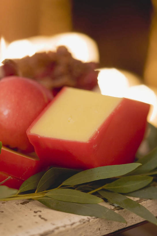 奶酪,无人,竖图,俯视,室内,特写,白天,餐桌,桌子,葡萄,水果,叶子,圣诞节,阴影,节日,朦胧,模糊,庆祝,新鲜,光线,影子,灯光,生食,干酪,起司,食品,果实,绿叶,芝士,营养,文化,食物,庆典,嫩叶,乳酪,有机食品,绿色食品,餐台,纪念,乳制品,发酵,叶,叶片,山葫芦,蒲桃,草龙珠,彩图,高角度拍摄,埃德姆干酪,红波干酪