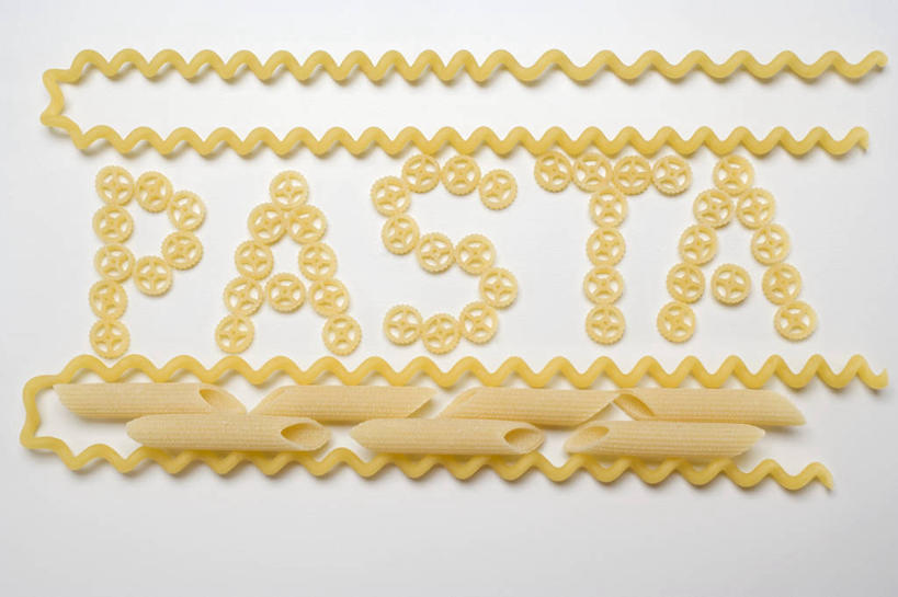 面食,面条,意大利面,通心粉,无人,横图,俯视,室内,特写,白天,白色背景,西餐,餐桌,桌子,一排,许多,阴影,整齐,反射,英文,标志,文字,影子,字符,字母,面,料理,食品,标识,食物,排列,西式,摄影,影棚,餐台,英文字母,队列,彩图,高角度拍摄,影棚拍摄,拍摄,车轮面