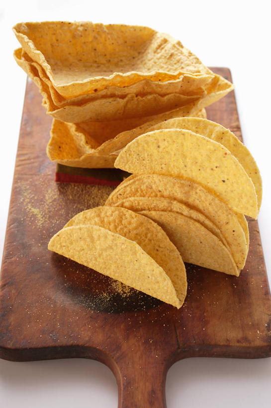 点心,无人,竖图,俯视,室内,特写,白天,白色背景,餐桌,桌子,一堆,许多,阴影,堆叠,堆积,反射,木制,影子,食品,案板,文化,饼,小吃,砧板,食物,糕点,黄色,木制品,甜食,摄影,影棚,餐台,堆,玉米饼,彩图,高角度拍摄,影棚拍摄,拍摄