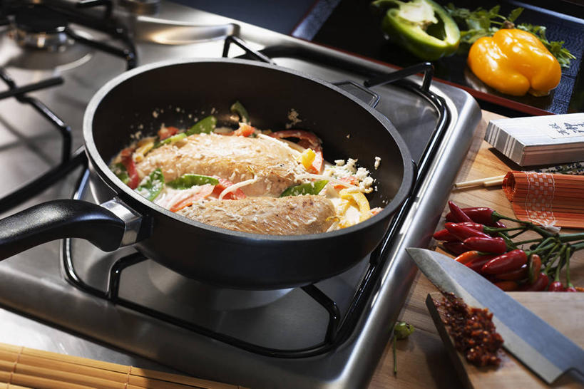 果汁,牛奶,无人,横图,俯视,室内,特写,白天,烹饪,餐桌,厨房,桌子,辣椒,蔬菜,厨具,阴影,新鲜,反射,影子,豆芽,鸡肉,肉,料理,食品,饮品,营养,菜肴,美食,肉类,食物,饮料,佳肴,有机食品,绿色食品,餐台,灶具,椰汁,椰子汁,乳制品,奶,牛乳,椰奶,可口,土耳其料理,燃气灶,豆芽菜,肉食,彩椒,辣角,红海椒,大椒,辣虎,广椒,芽苗菜,安神,燃气具,适口,土耳其菜,甜椒,柿子椒,辣子,海椒,番椒,灯笼椒,彩图,高角度拍摄,灶间