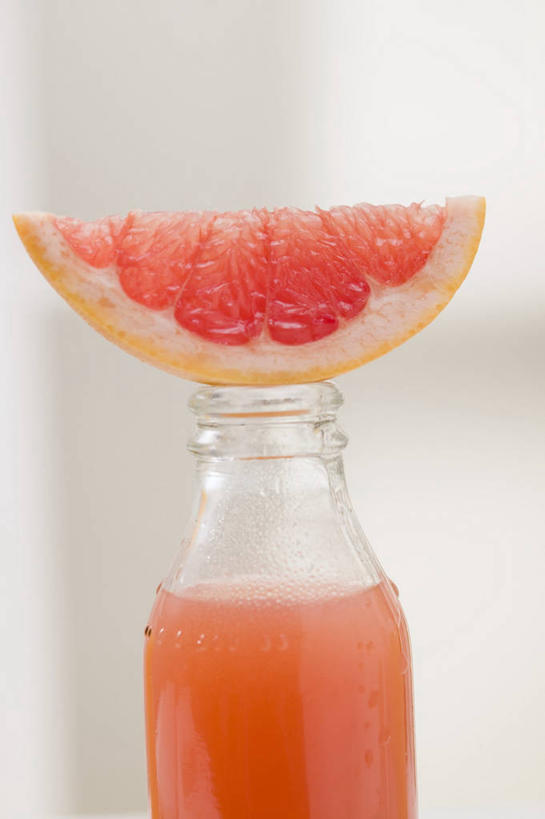 果汁,无人,竖图,室内,特写,白天,正面,水果,阴影,朦胧,模糊,新鲜,反射,影子,生食,食品,果实,饮品,葡萄柚,玻璃制品,食物,饮料,玻璃瓶,瓶子,西柚,西柚汁,有机食品,绿色食品,可口,横截面,剖面,朱栾,适口,截面,截面图形,彩图