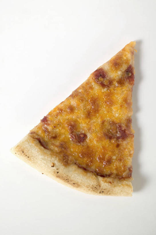 奶酪,无人,竖图,俯视,室内,特写,白天,白色背景,烹饪,西餐,餐桌,桌子,一块,阴影,反射,影子,肉,香肠,干酪,起司,料理,食品,披萨,匹萨,腊肠,芝士,营养,菜肴,美食,肉类,食物,快餐,乳酪,西式,摄影,佳肴,影棚,餐台,乳制品,比萨,发酵,肉食,西式快餐,垃圾食品,意大利薄饼,彩图,高角度拍摄,影棚拍摄,拍摄,玛格丽特披萨