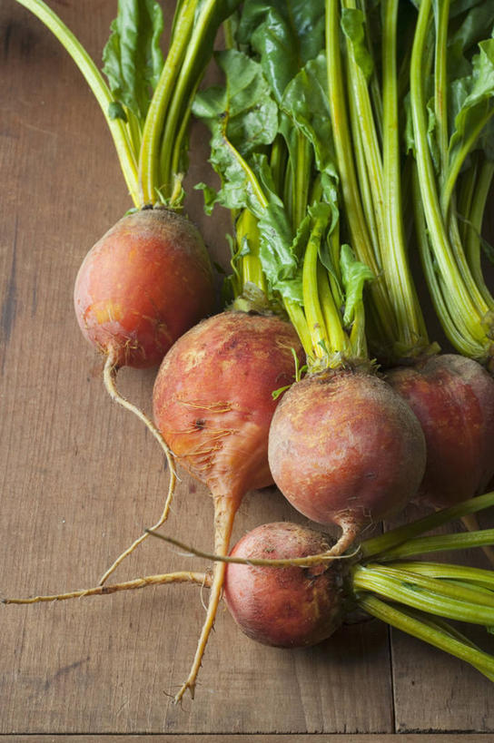 无人,竖图,俯视,室内,特写,白天,餐桌,桌子,蔬菜,一堆,许多,阴影,堆叠,堆积,新鲜,反射,木制,影子,食品,食物,木制品,有机食品,绿色食品,餐台,堆,根甜菜,红菜头,甜菜根,菾菜,紫菜头,糖萝卜,彩图,高角度拍摄