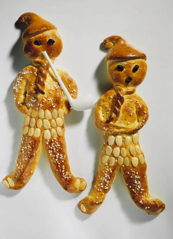 点心,面包,无人,两个人,竖图,俯视,室内,特写,白天,白色背景,餐桌,桌子,圣诞节,阴影,节日,庆祝,反射,影子,食品,面点,文化,食物,糕点,庆典,摄影,影棚,餐台,纪念,辫子面包,男人,男性,年轻男性,彩图,高角度拍摄,影棚拍摄,拍摄,拟人