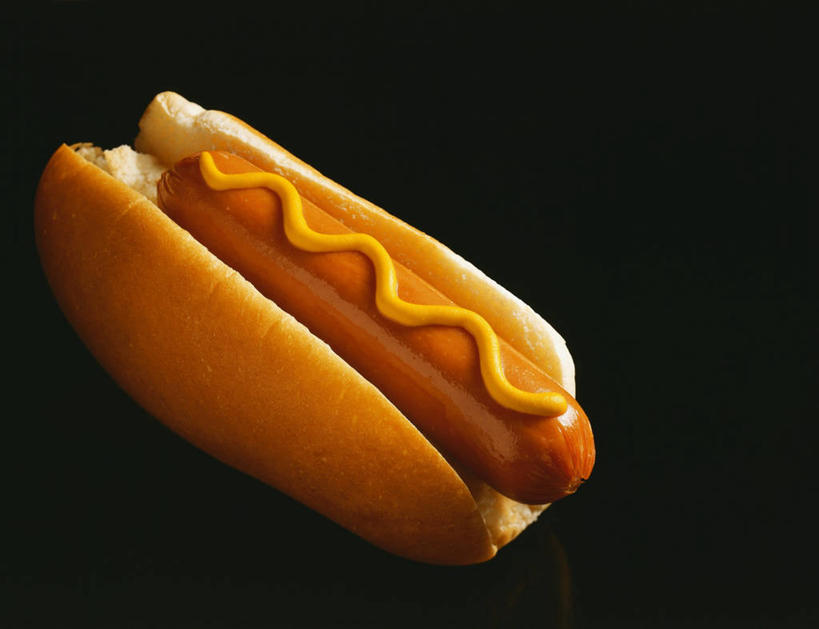 点心,面包,芥末,无人,横图,俯视,室内,特写,白天,烹饪,西餐,餐桌,桌子,一根,阴影,黑色背景,反射,影子,调料,酱料,酱汁,肉,香肠,佐料,料理,食品,面点,腊肠,热狗,调味品,调味料,酱,菜肴,美食,肉类,食物,糕点,一个,黄色,快餐,西式,摄影,佳肴,影棚,单个,餐台,肉食,西式快餐,垃圾食品,芥末酱,彩图,高角度拍摄,影棚拍摄,拍摄,芥辣,芥辣酱,美式芥末,美式芥末酱