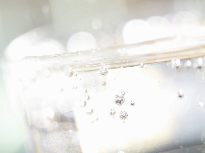 无人,横图,室内,特写,白天,正面,水,餐桌,桌子,杯子,阴影,朦胧,模糊,反射,液体,影子,饮用水,玻璃制品,水杯,矿泉水,餐台,蒸馏水,玻璃杯,彩图