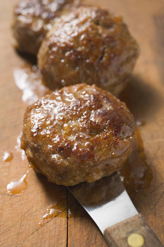 无人,竖图,俯视,室内,特写,白天,餐桌,桌子,餐具,三块,一把,阴影,朦胧,模糊,反射,工具,影子,肉,刀具,肉类,刀,餐台,餐刀,肉食,彩图,高角度拍摄