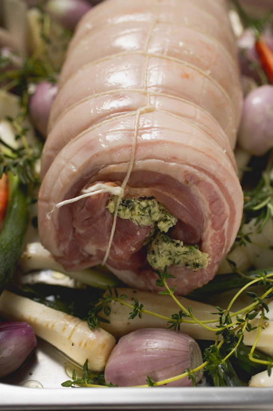 无人,竖图,俯视,室内,特写,白天,餐桌,桌子,蔬菜,阴影,新鲜,反射,影子,肉,食品,猪肉,肉类,食物,香草,有机食品,绿色食品,餐台,横截面,剖面,肉食,豚肉,芳香植物,截面,截面图形,彩图,高角度拍摄