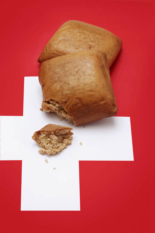 点心,无人,交叉,竖图,俯视,室内,特写,白天,桌面,桌子,旗帜,国旗,圣诞节,阴影,节日,庆祝,反射,木制,十字架,影子,食品,甜点,破坏,文化,破损,食物,糕点,一个,木制品,饼干,甜食,零食,庆典,摄影,影棚,单个,纪念,损坏,姜饼,瑞士国旗,相交,交集,德式姜饼,旗,彩图,高角度拍摄,影棚拍摄,拍摄