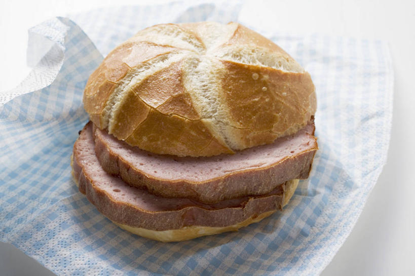 点心,面包,无人,横图,俯视,室内,特写,白天,白色背景,烹饪,西餐,友谊,桌面,桌子,鸽子,鸟,阴影,反射,木制,鸟类,包装,包装纸,影子,纸,肉,三明治,料理,食品,面点,纸张,火腿,猪肉,菜肴,美食,肉类,食物,腌制,糕点,木制品,快餐,西式,摄影,佳肴,影棚,包装材料,象征,和平,肉食,西式快餐,小圆面包,三文治,豚肉,信使,熏制,火肉,兰熏,猪腿,彩图,高角度拍摄,影棚拍摄,拍摄,防油纸