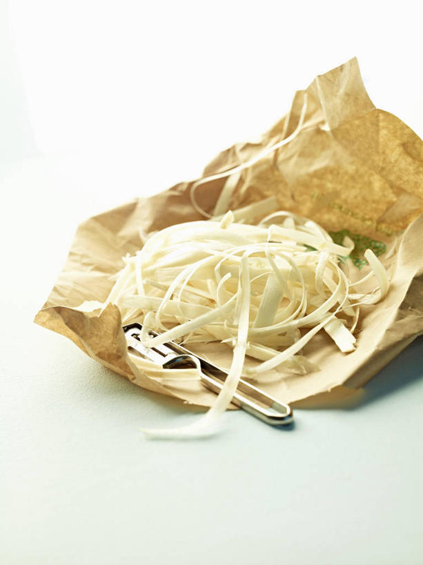 无人,竖图,俯视,室内,特写,白天,白色背景,桌面,桌子,芦笋,蔬菜,金属制品,一堆,许多,阴影,堆叠,堆积,新鲜,反射,金属,木制,包装,包装纸,工具,影子,纸,食品,刀具,纸张,食物,木制品,刀,摄影,有机食品,绿色食品,影棚,堆,包装材料,牛皮纸,削皮器,去皮,猪尾巴,药鸡豆子,石刁柏,蚂蚁杆,龙须菜,狼尾巴根,彩图,高角度拍摄,影棚拍摄,拍摄