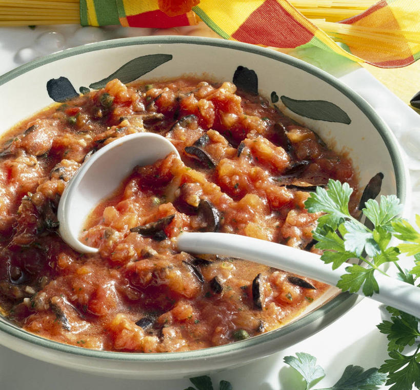 无人,横图,俯视,室内,特写,白天,桌面,桌子,橄榄,蔬菜,水果,阴影,新鲜,反射,木制,影子,勺子,陶瓷,调料,调味,酱料,酱汁,茄汁,生食,香料,佐料,食品,果实,草药,陶瓷制品,调味品,调味料,蔬果,番茄酱,酱,食物,木制品,容器,调羹,汤匙,碗,有机食品,绿色食品,储藏,配料,黑橄榄,草本,储存,罗望子,乌橄榄,乌榄,作料,油橄榄,酸豆,酸角,青果,白榄,彩图,高角度拍摄,贮存