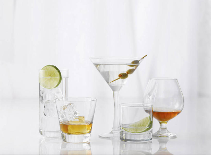 无人,横图,室内,特写,白天,白色背景,正面,桌面,桌子,杯子,水果,阴影,新鲜,反射,木制,高脚杯,影子,生食,食品,果实,红酒杯,白兰地,酒类,文化,玻璃制品,酒,食物,饮料,酒杯,木制品,鸡尾酒,杜松子酒,调酒,摄影,有机食品,绿色食品,影棚,创造,葡萄酒杯,想象,马提尼,马提尼酒,金酒,酸橙,蒸馏酒,鸡尾酒杯,代代,烈酒,琴酒,玻璃杯,橙子,橙,彩图,影棚拍摄,拍摄