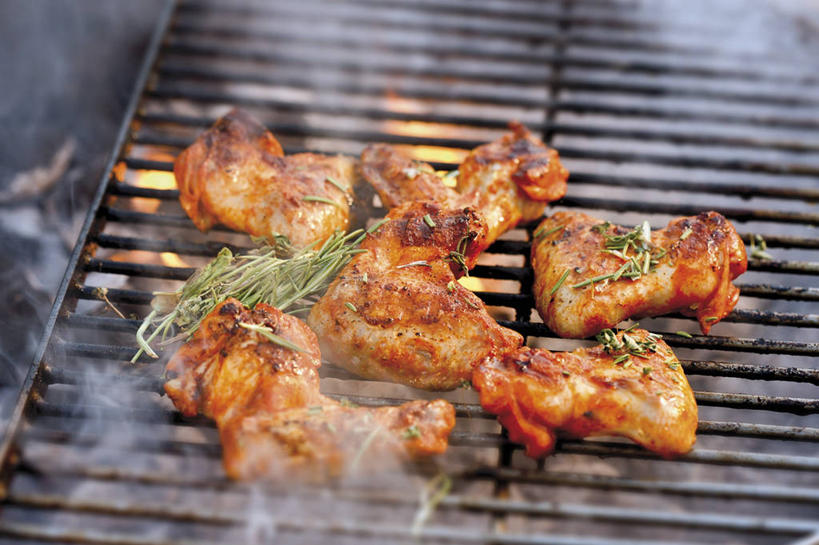 无人,横图,俯视,室内,特写,白天,烹饪,烧烤,热情,火,朦胧,模糊,火焰,烟雾,鸡肉,肉,料理,食品,烤架,烤肉,燃烧,鸡翅,菜肴,美食,肉类,食物,铁架,佳肴,肉食,烤鸡翅,彩图,高角度拍摄