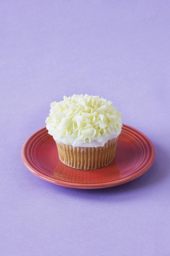 点心,无人,竖图,俯视,室内,特写,白天,下午茶,桌面,桌子,餐具,阴影,紫色背景,反射,木制,碟子,盘,影子,食品,食物,糕点,一个,盘子,木制品,碟,摄影,影棚,单个,纸托,纸杯蛋糕,纸托蛋糕,蛋糕托,蛋糕托纸,蛋糕纸托,彩图,高角度拍摄,影棚拍摄,拍摄,香草蛋糕,蛋糕