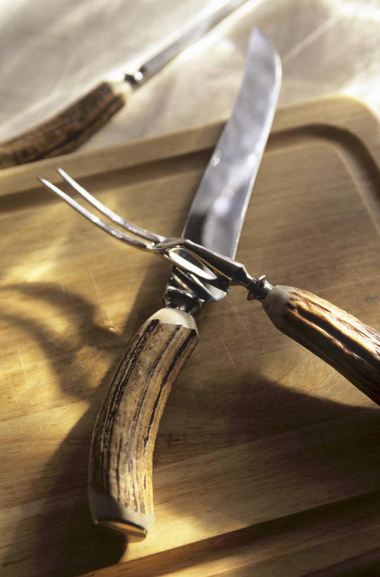 无人,竖图,俯视,室内,特写,白天,桌面,桌子,静物,餐具,阴影,反射,木制,叉子,刀叉,刀子,影子,案板,三把,砧板,木制品,餐刀,餐叉,进餐用具,彩图,高角度拍摄