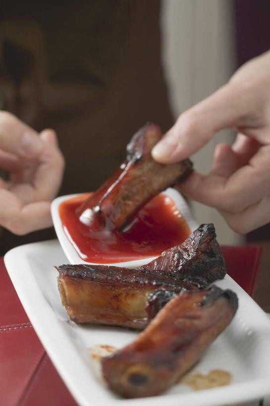 西方人,手,骨骼,一个人,商务人士,商务女性,竖图,俯视,室内,特写,白天,桌面,桌子,餐具,欧洲,欧洲人,双手,仅一个年轻女性,仅一个女性,仅一个人,握,套装,朦胧,模糊,木制,碟子,盘,陶瓷,调料,酱料,酱汁,排骨,肉,佐料,陶瓷制品,骨头,调味品,拿,调味料,拿着,猪肉,酱,辣酱,肉类,三个,盘子,木制品,容器,碟,碗,手部,握着,储藏,辣椒酱,骨架,储存,小排,商务装,肉食,工薪阶层,豚肉,年轻女性,女人,女性,白种人,白领,上班族,半身,彩图,高角度拍摄,贮存