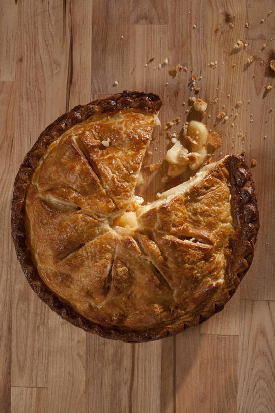 面食,无人,竖图,俯视,室内,特写,白天,烹饪,西餐,桌面,桌子,切开,阴影,反射,木制,影子,料理,食品,面点,菜肴,美食,食物,一个,木制品,切,西式,佳肴,单个,派,剖面,切面,彩图,高角度拍摄,苹果派