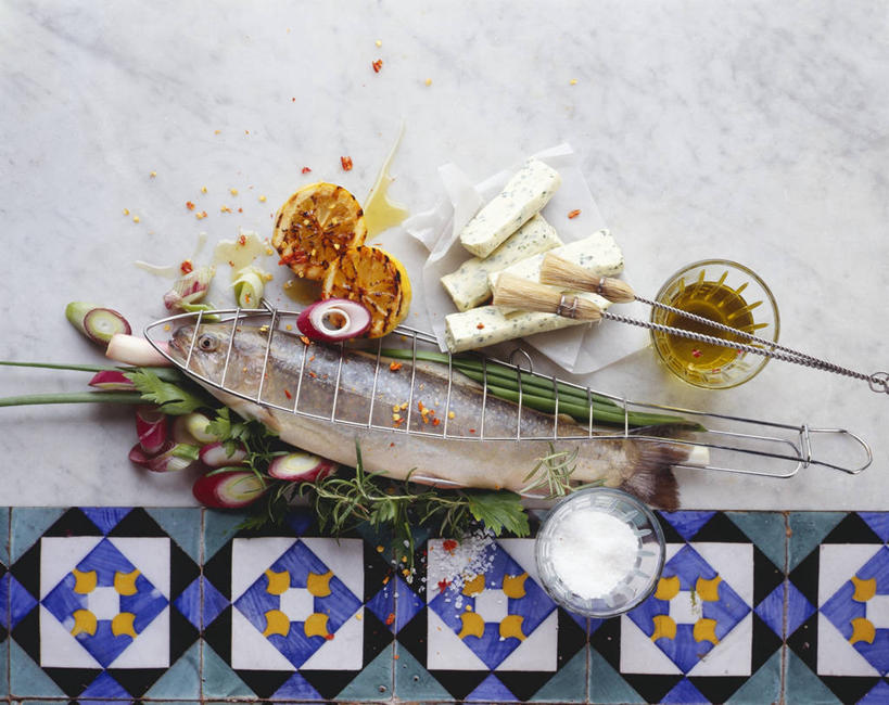 三文鱼,无人,横图,俯视,室内,特写,白天,桌面,桌子,鲑鱼,辣椒,蔬菜,杯子,阴影,朦胧,模糊,新鲜,反射,木制,布料,影子,食用油,油,橄榄油,食品,布纹,玻璃制品,桌布,食物,餐巾,木制品,容器,水杯,台布,碗,有机食品,绿色食品,储藏,大马哈鱼,储存,彩椒,植物油,辣角,红海椒,大椒,辣虎,广椒,撒蒙鱼,萨门鱼,冰海之皇,鲑,马哈鱼,麻哈鱼,大麻哈鱼,玻璃杯,甜椒,柿子椒,辣子,海椒,番椒,灯笼椒,彩图,高角度拍摄,红点鲑,贮存