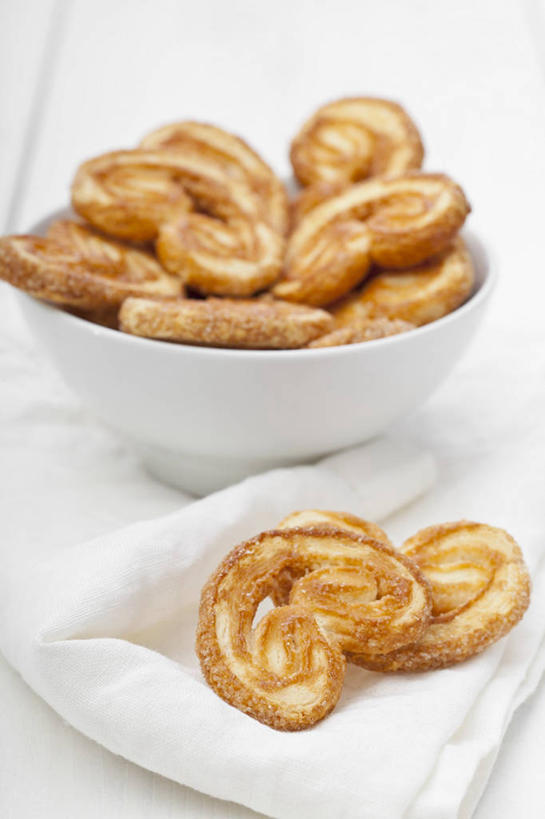 点心,无人,竖图,俯视,室内,特写,白天,白色背景,桌面,桌子,一堆,许多,阴影,堆叠,堆积,反射,木制,影子,陶瓷,食品,甜点,甜品,陶瓷制品,小吃,食物,糕点,餐巾,木制品,容器,碗,甜食,摄影,影棚,储藏,堆,储存,蝴蝶酥,保洁方巾,口布,彩图,高角度拍摄,影棚拍摄,拍摄,贮存