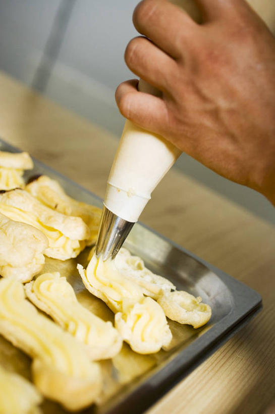 点心,西方人,手,一个人,竖图,俯视,室内,特写,白天,袋子,欧洲,欧洲人,仅一个年轻女性,仅一个女性,仅一个人,握,制作,朦胧,模糊,装饰,裱花袋,烤盘,食品,甜点,甜品,曲奇,拿,拿着,加工,塑料袋,食物,糕点,饼干,甜食,零食,奶油,手部,握着,单手,乳制品,曲奇饼,曲奇饼干,裱花枪,裱花,激凌,克林姆,淇淋,年轻女性,女人,女性,白种人,半身,彩图,高角度拍摄