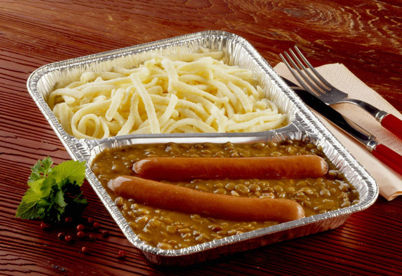 面食,面条,意大利面,无人,横图,俯视,室内,特写,白天,西餐,植物,桌面,桌子,豆,扁豆,蔬菜,餐具,阴影,新鲜,反射,木制,叉子,刀叉,刀子,影子,豆类,豆子,面,香肠,料理,食品,腊肠,食物,餐巾,木制品,容器,西式,有机食品,绿色食品,储藏,储存,餐刀,一次性饭盒,餐叉,豆科,白扁豆,保洁方巾,口布,进餐用具,羊眼豆,沿篱豆,小刀豆,藤豆,树豆,膨皮豆,南豆,南扁豆,凉衍豆,蛾眉豆,茶豆,藊豆,彩图,高角度拍摄,一次性餐盒,贮存