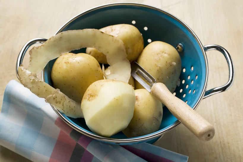 无人,横图,俯视,室内,特写,白天,桌面,桌子,蔬菜,土豆,金属制品,一堆,许多,阴影,堆叠,堆积,新鲜,反射,金属,木制,工具,滤器,影子,勺子,食品,刀具,食物,餐巾,木制品,刀,摄影,有机食品,绿色食品,影棚,堆,漏勺,馍馍蛋,削皮刀,保洁方巾,口布,洋芋,山药蛋,马铃薯,彩图,高角度拍摄,影棚拍摄,拍摄,去皮刀