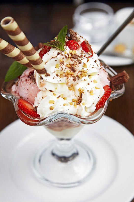 无人,竖图,俯视,室内,特写,白天,桌面,桌子,草莓,浆果,杯子,餐具,水果,阴影,新鲜,反射,木制,碟子,盘,影子,生食,食品,糖,糖果,冰激凌,甜点,甜品,果实,清凉,玻璃制品,食物,盘子,木制品,水杯,碟,甜食,冷饮,巧克力,舒服,冰淇淋,有机食品,绿色食品,朱古力,解暑,解渴,雪糕,圣代,舒爽,冰糕,消暑,玻璃杯,洋莓,水果皇后,红莓,地莓,彩图,高角度拍摄,水果冰激凌,新地